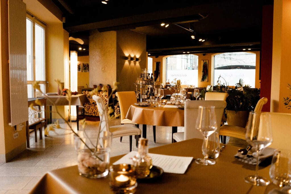 Restaurant Esszimmer Restaurant im Innebereich mit allen Sitzmöglichkeiten