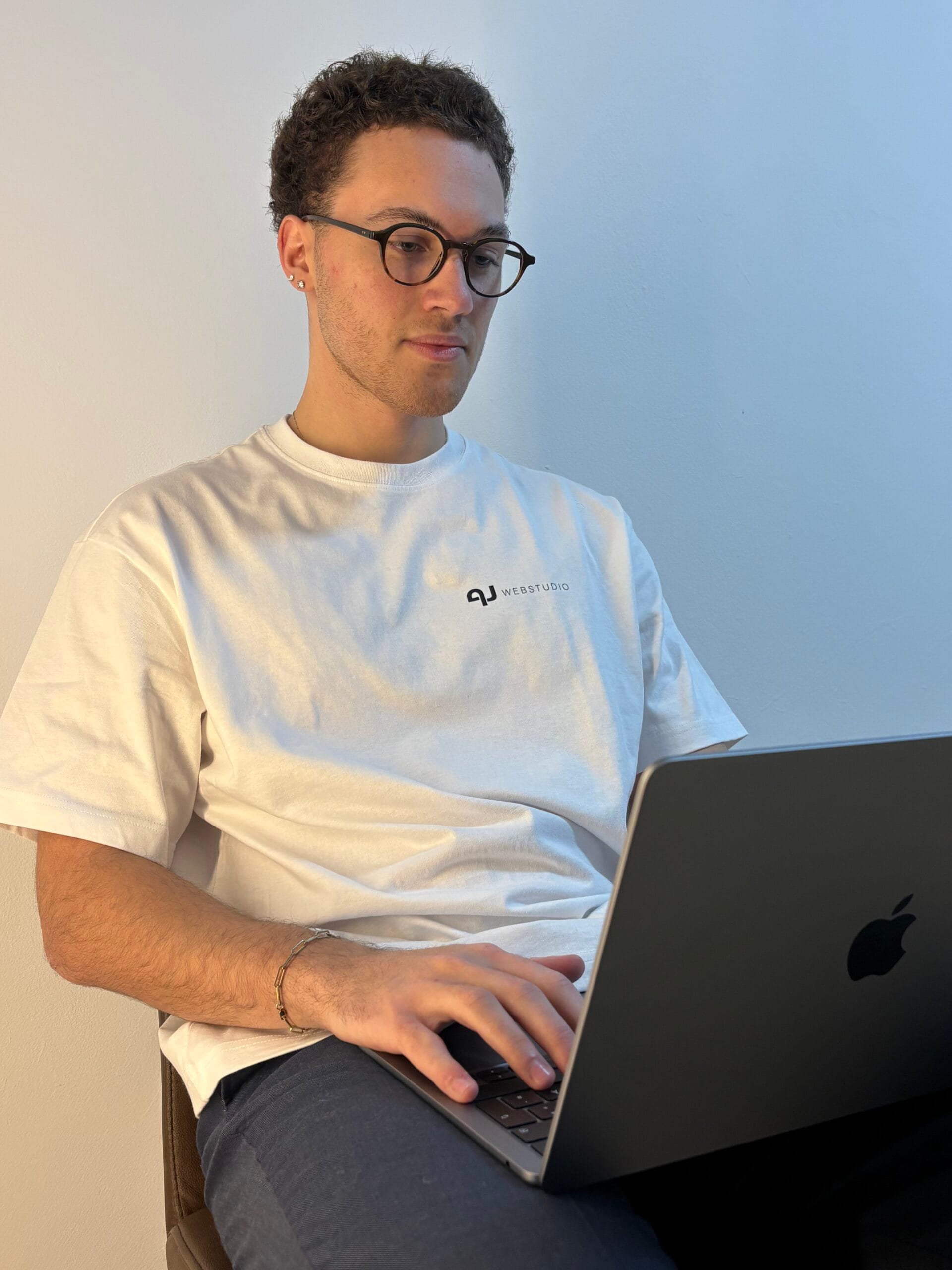 Adriano Jimenez Hidalgo, Webdesigner von AJ Webstudio, mit MacBook Air.